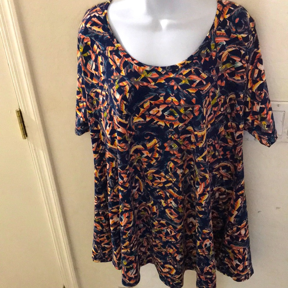 Comfy and cute LulaRoe top